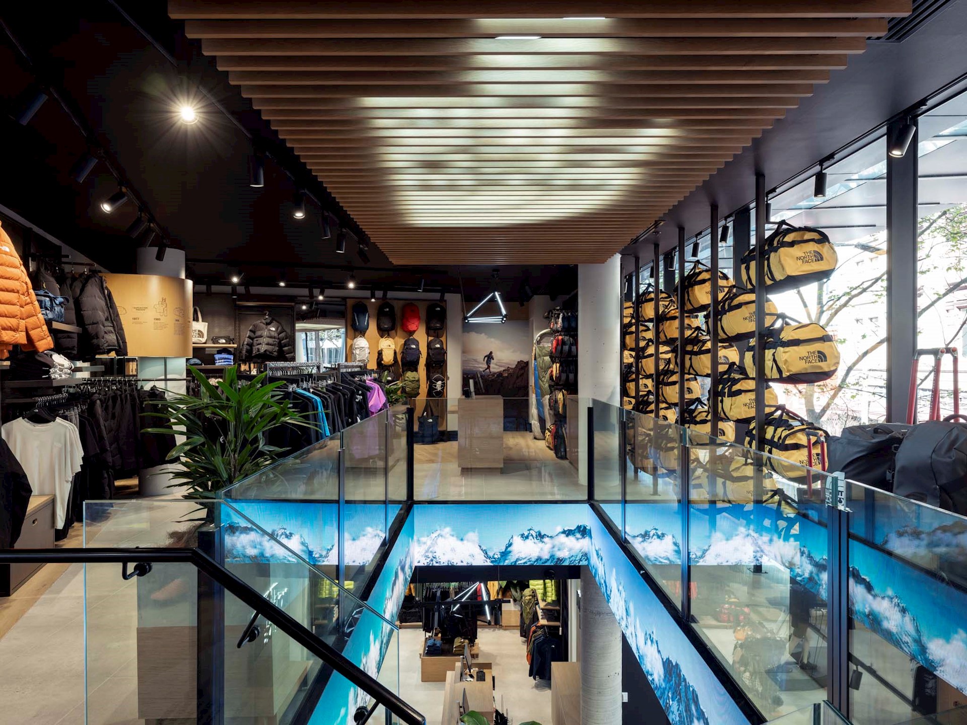 Tfphoto COMA The North Face World Square 0245